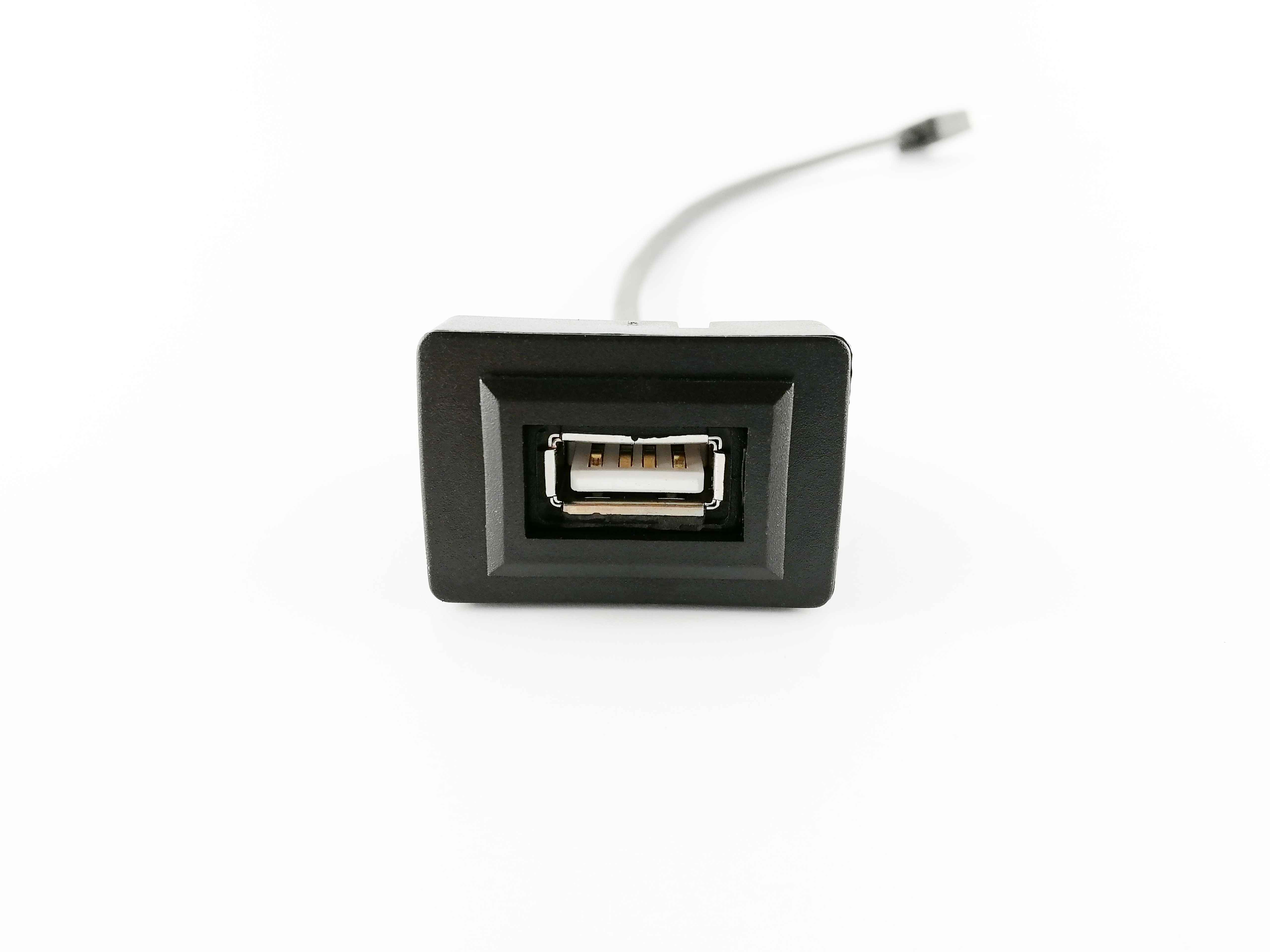 USB разъем в штатную заглушку для Toyota